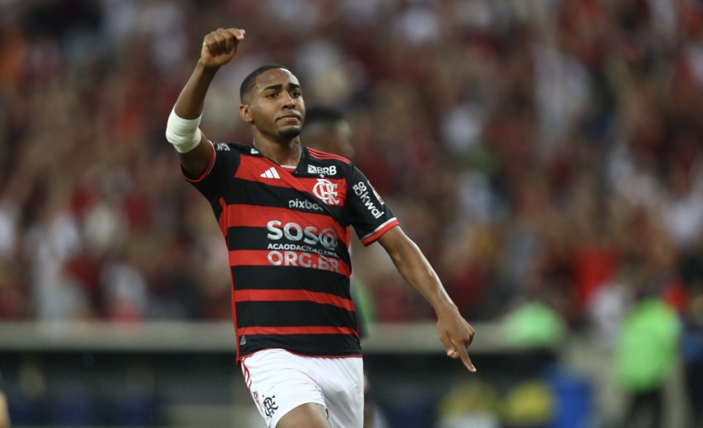 Flamengo vence o Corinthians e assume a liderança provisória do Brasileirão