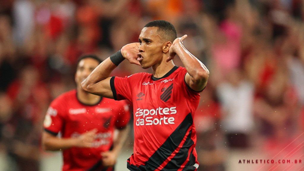 Athletico Paranaense vence e complica a vida do Santos no Brasileirão