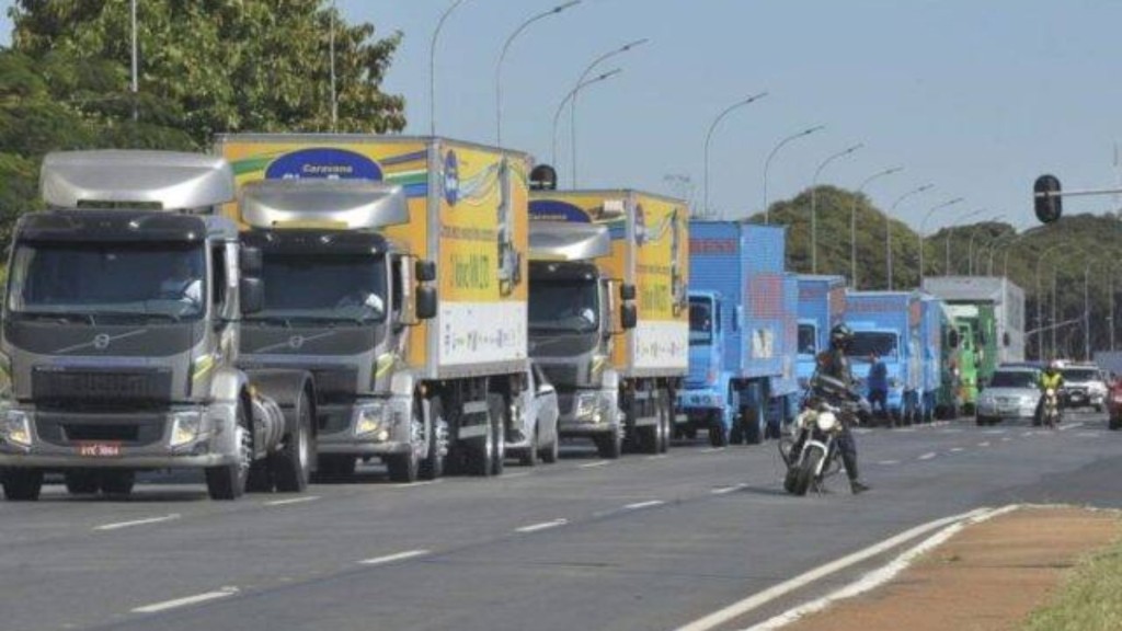 Governo estuda incluir caminhões no plano de baratear carros populares