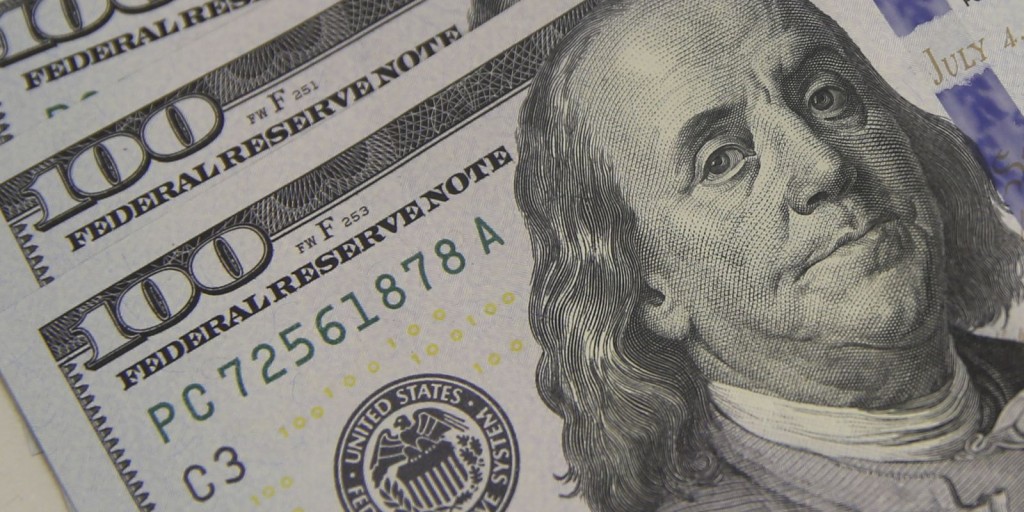 Dólar volta a fechar acima de R$ 4,90 com juros altos nos EUA