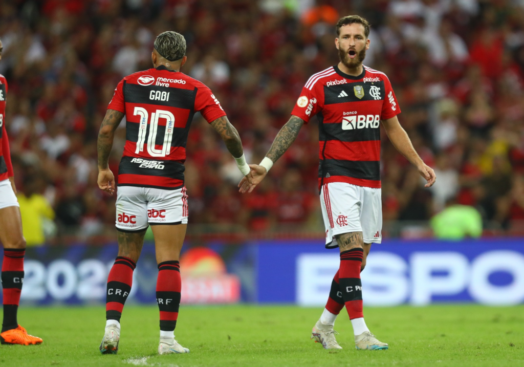 Flamengo vence o Fortaleza por 2 a 0 no Maraca e encosta nos líderes do Brasileirão