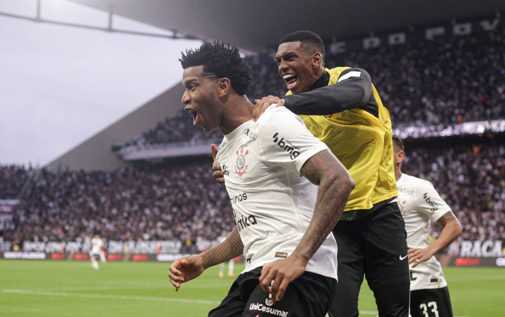 Corinthians vence o Coritiba por 3 a 1 na 19ª rodada do Brasileirão