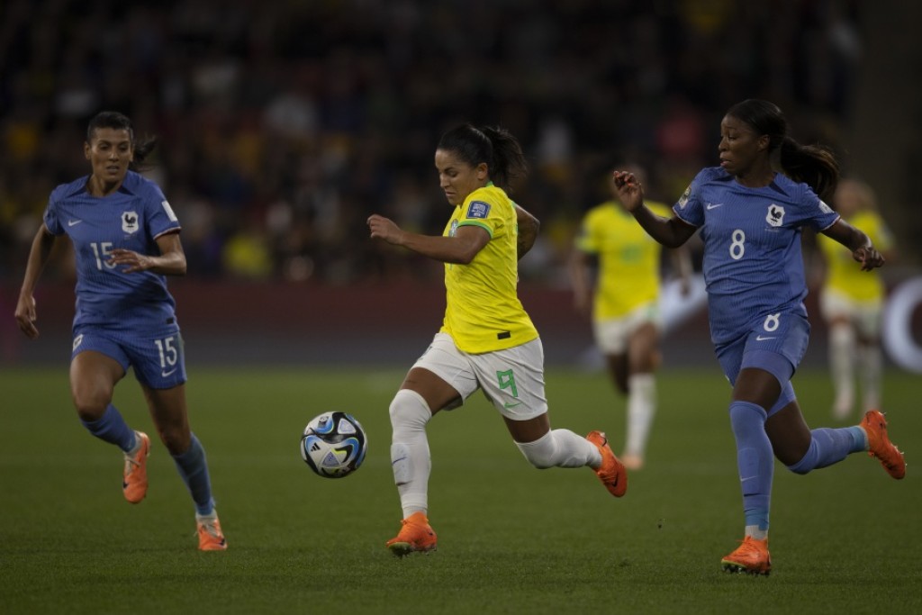 Seleção Brasileira perde para França e decide vaga na quarta-feira