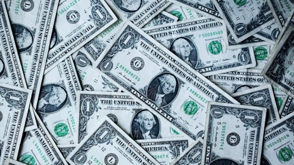 Dólar atinge menor patamar do ano: está na hora de comprar?