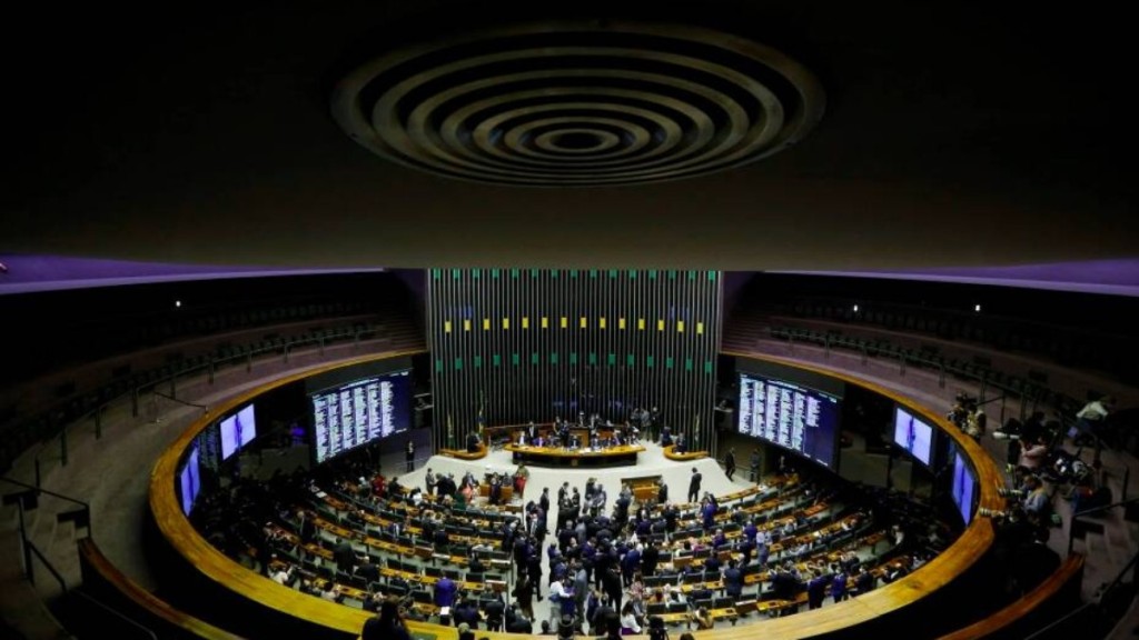Discussão da reforma tributária em primeiro turno levou 11 horas
