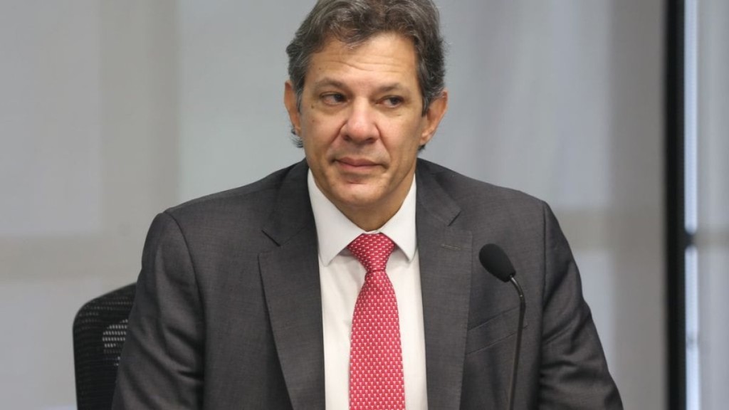 'Corte dos juros deveria ter sido em março', diz Haddad
