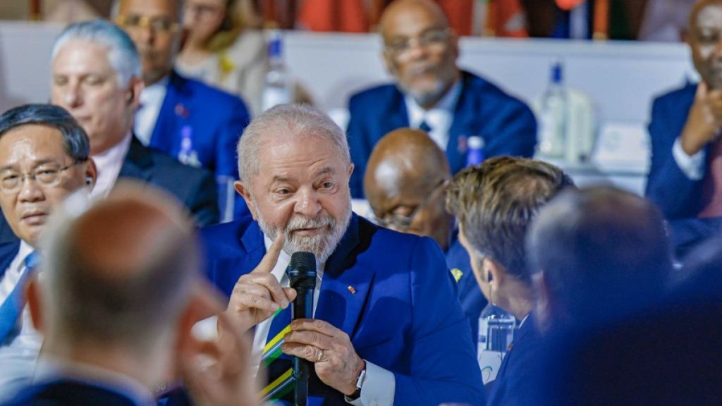 Lula volta a defender moeda comum: 'Por que tenho que comprar dólar?'
