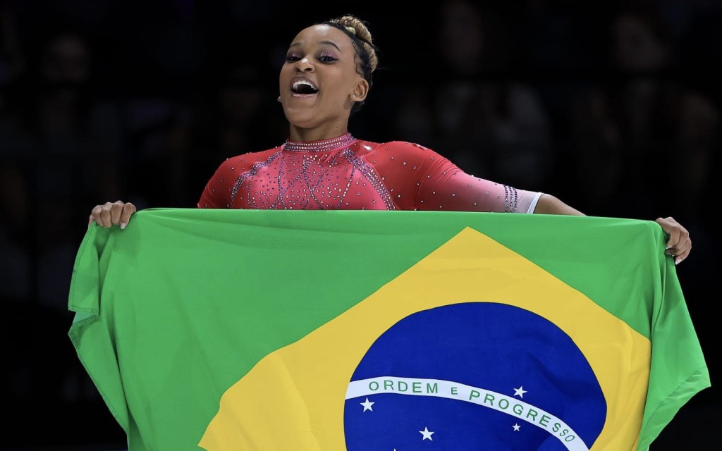Rainha da ginástica brasileira conquista o ouro no salto sobre a mesa