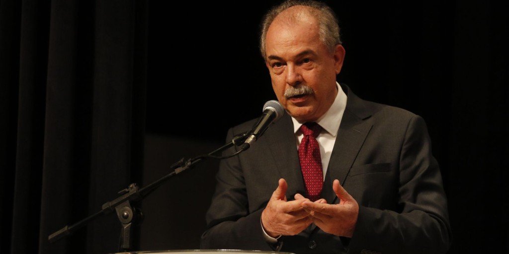 Juro é obstáculo para função social do BNDES, afirma Mercadante