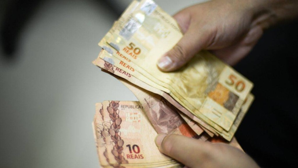 IR: 1º lote de restituição paga R$ 7,5 bilhões hoje; saiba consultar
