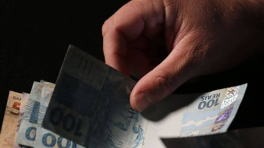 Inadimplência no Brasil cai pela primeira vez em 2023, aponta Serasa
