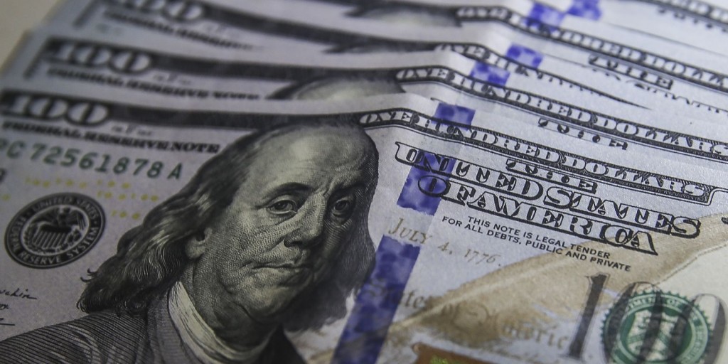 Dólar cai para R$ 4,86 e fecha no menor nível em um ano