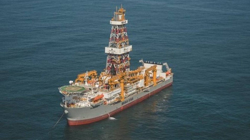 Petroleiros entram em greve contra venda de refinaria pela Petrobras