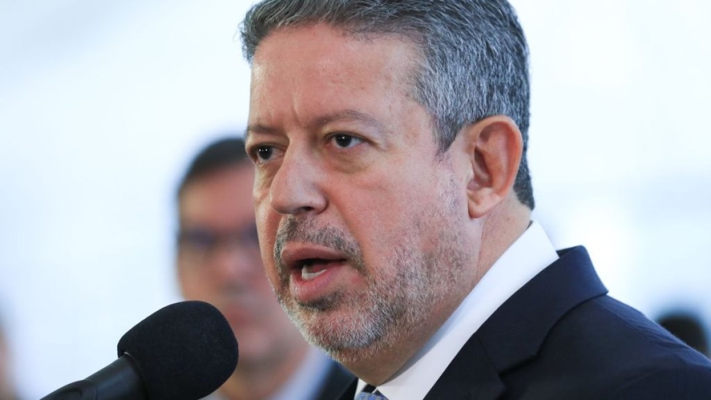Reforma tributária está mantida para julho, diz Lira