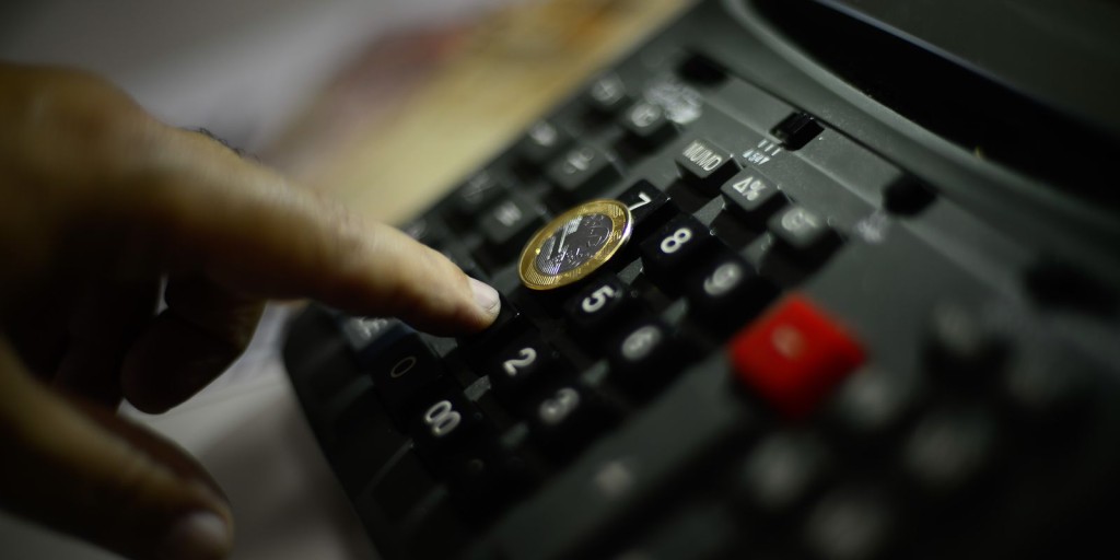 Economia do país cresce 2,5% em 12 meses, aponta IBGE