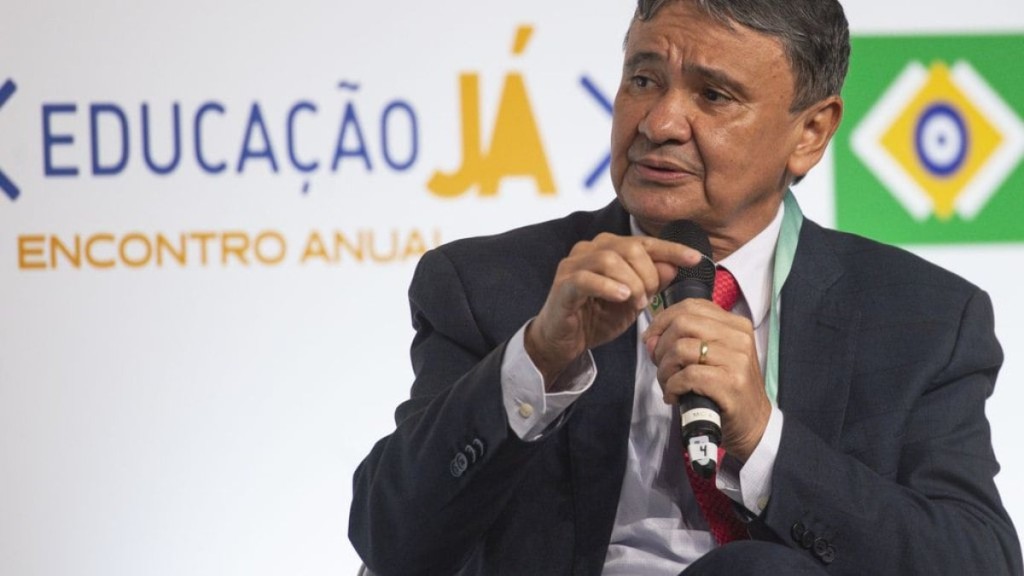 Manutenção da taxa Selic é 'injustificável', diz ministro