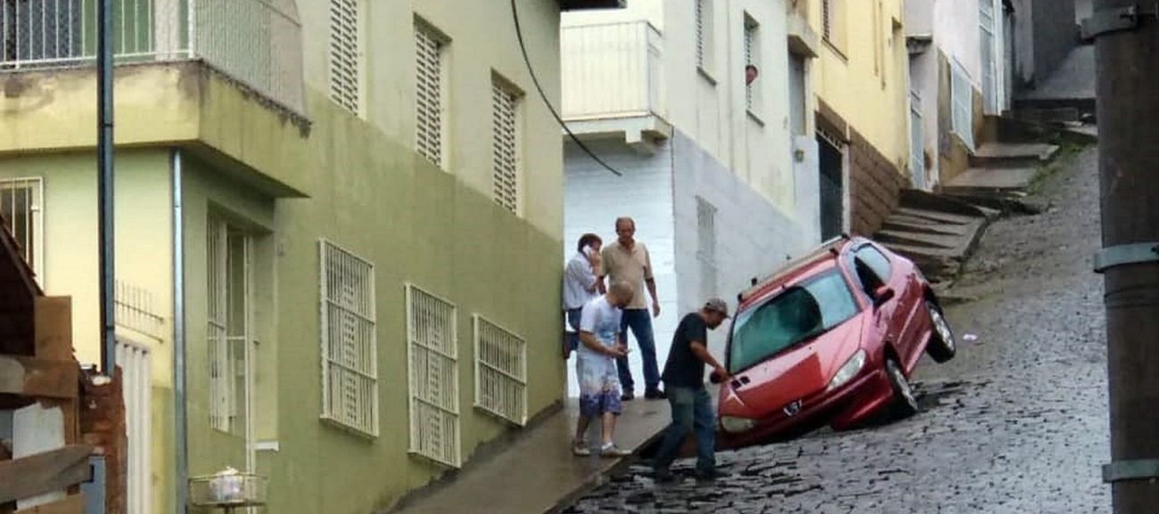 BURACO 'ENGOLE' CARRO NA 7 DE SETEMBRO