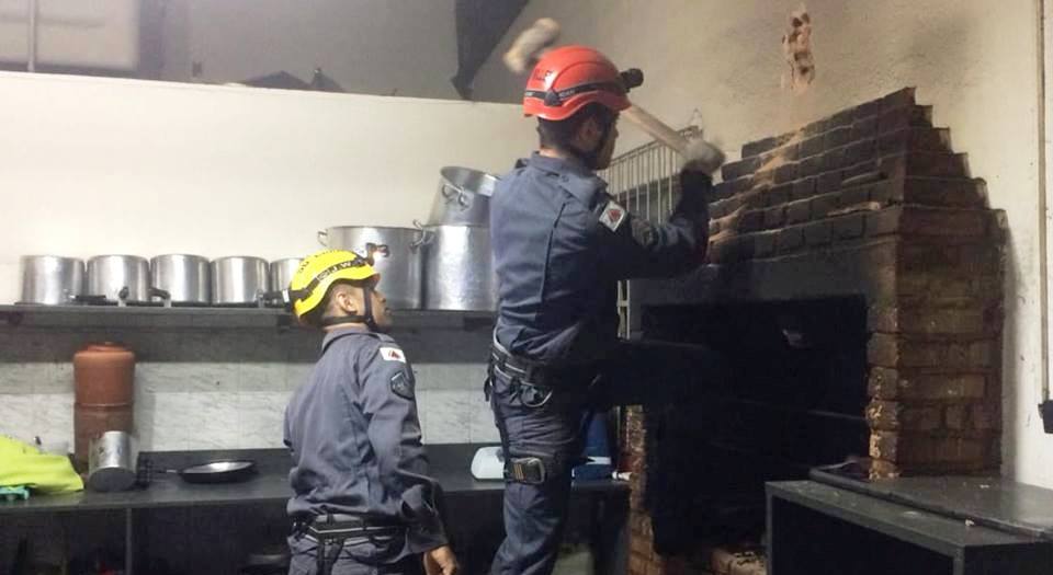 LADRÃO FICA PRESO EM CHAMINÉ DE CHURRASCARIA