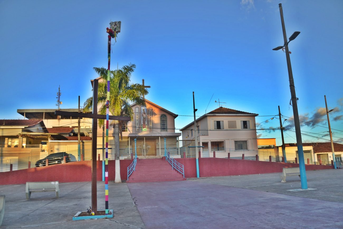ERGUIDO NA PRAÇA VAZIA, MASTRO DEMARCA TERRITÓRIO DE SÃO BENEDITO