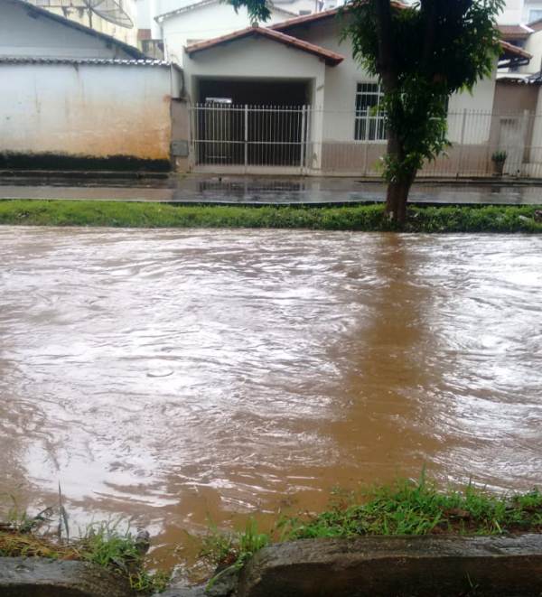 JACUTINGA ESTÁ A CENTÍMETROS DE TRANSBORDAR