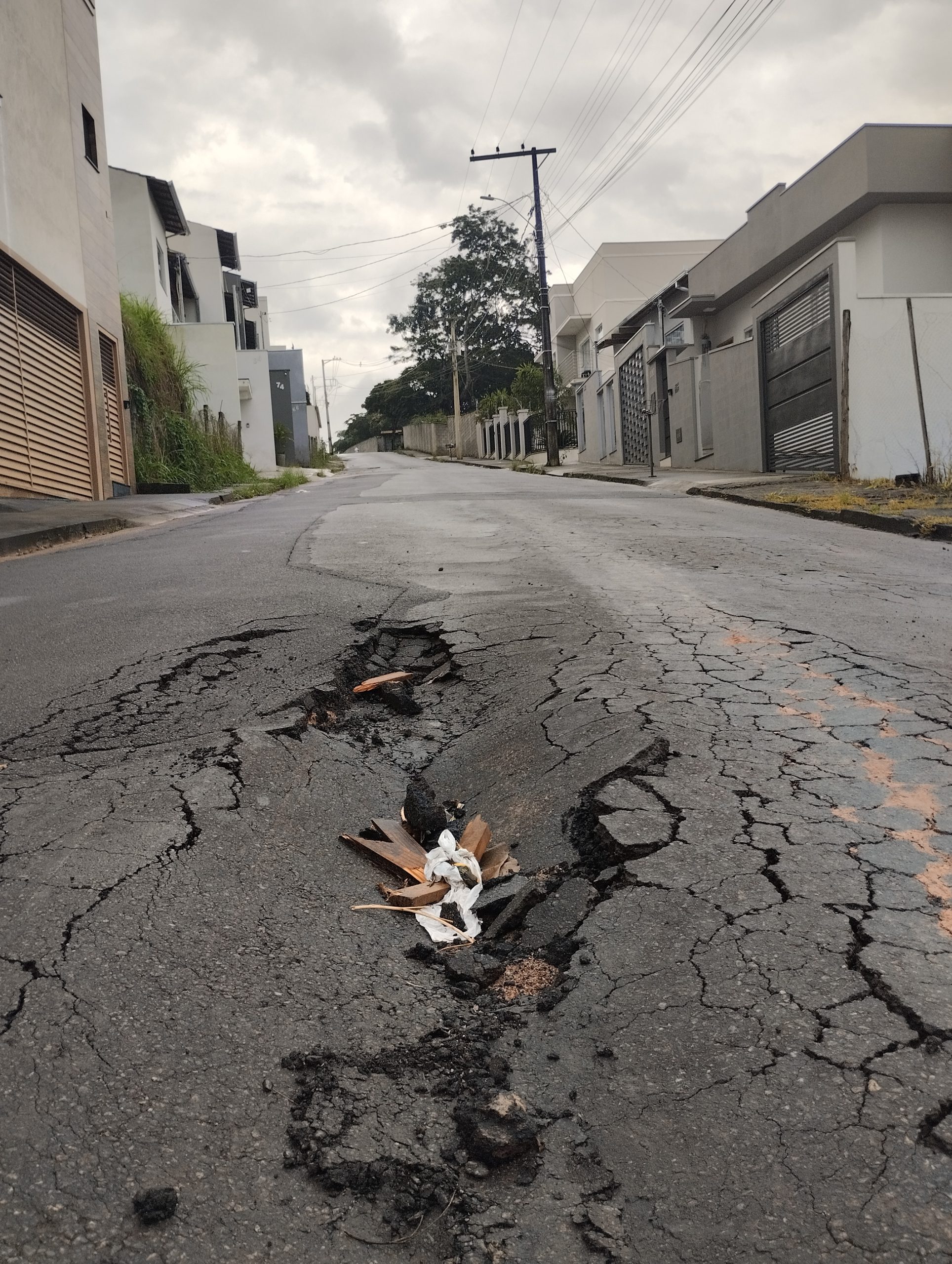 Há mais de uma semana via pública dá sinais de problemas