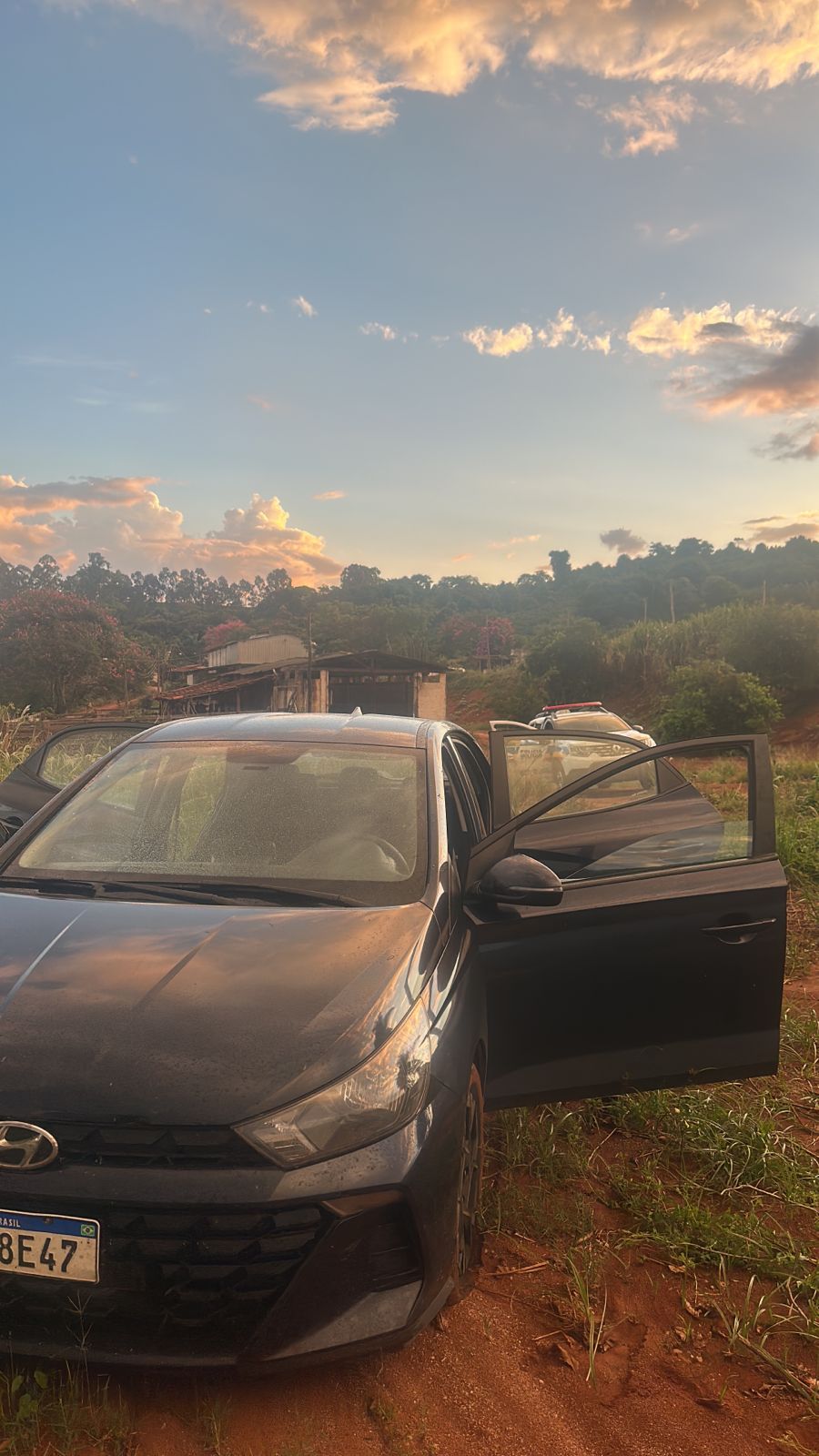 PM INTERCEPTA VEÍCULO QUE TRANSPORTAVA DROGAS E ARMAS