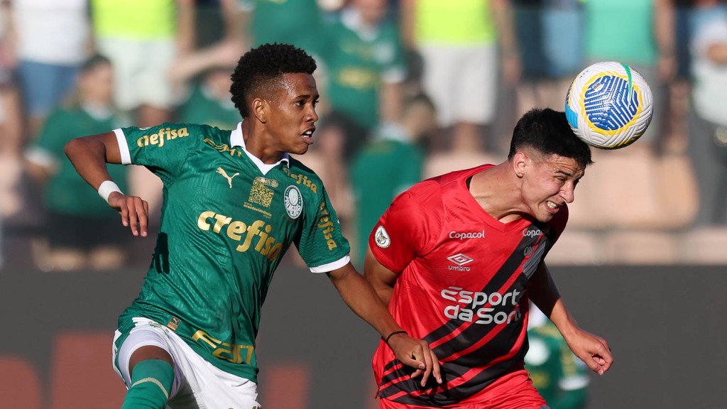 Athletico-PR vence o Palmeira e assume a liderança do Brasileirão