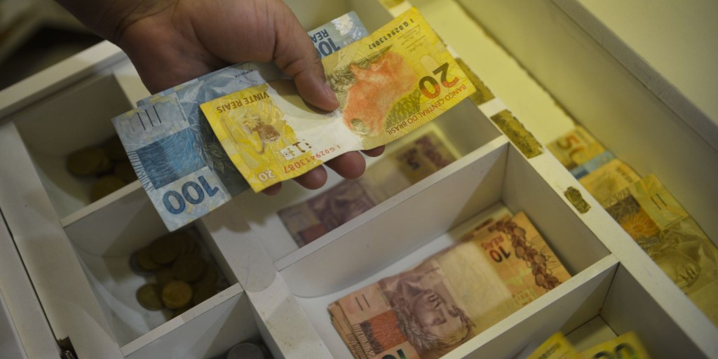 Brasileiros usam cada vez menos dinheiro em espécie, diz BC