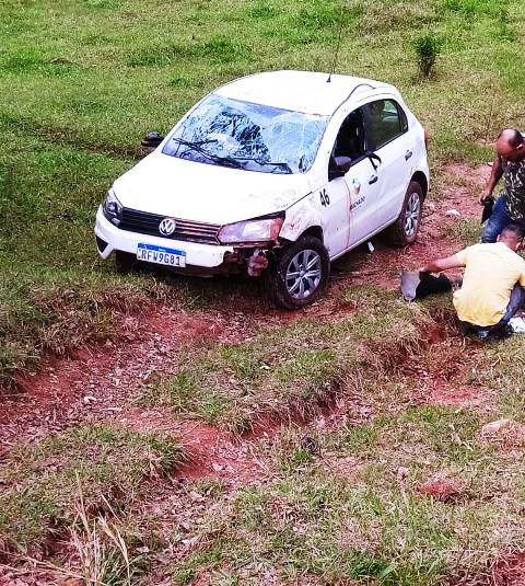 A serviço da Prefeitura de Machado, carro capota em estrada rural