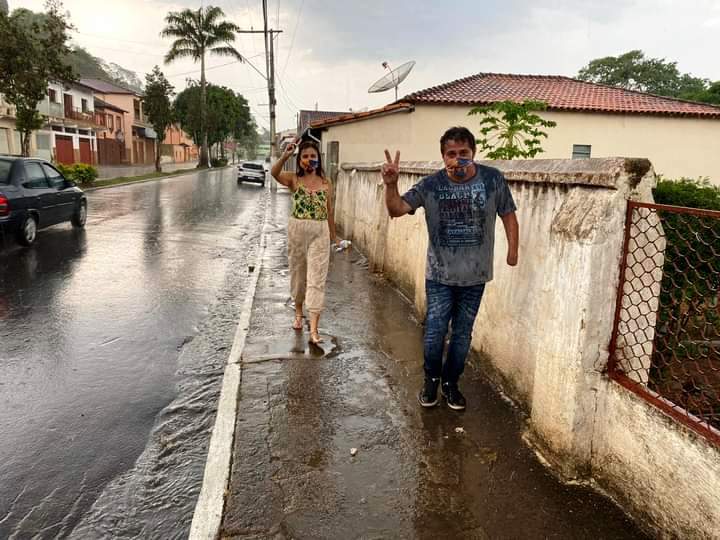 CANDIDATOS ADRIANA E PIDINHO INTENSIFICAM CAMINHADAS NA CIDADE
