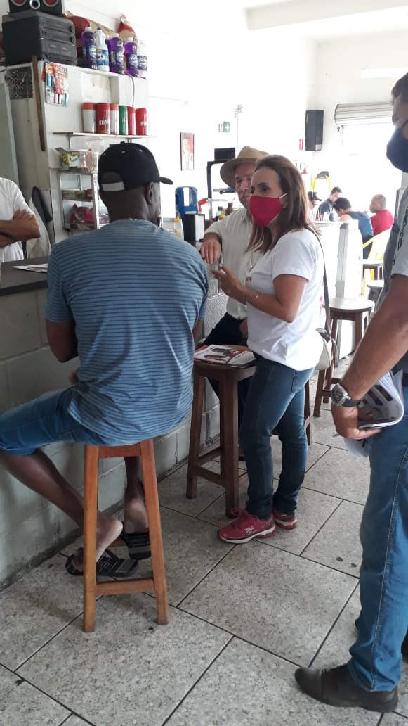 CANDIDATA ANA MARIA CAMINHOU PELA AV. SANTA CRUZ, NO SÁBADO
