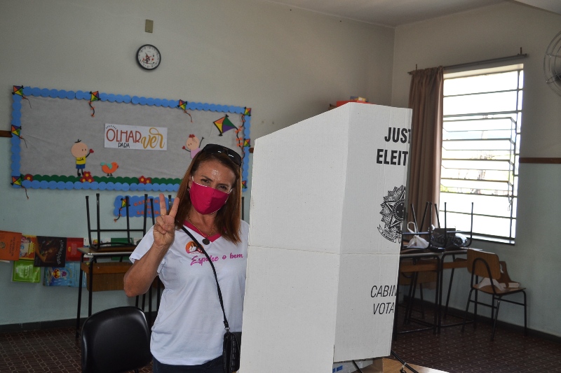 PREFEITA ANA MARIA COMPARECE À SEÇÃO DE VOTAÇÃO, NO CIC