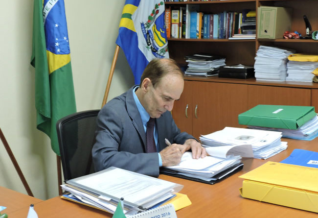 PREFEITO DE VARGINHA, ANTÔNIO SILVA, RENUNCIA AO MANDATO