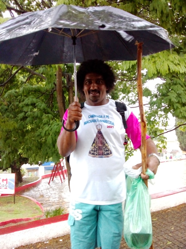FÉ! - Sob chuva e caminhando sozinho, 'Baratão' segue rumo a Aparecida