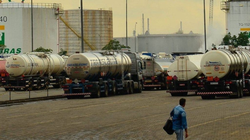 Diesel vai subir R$ 0,11 para compensar descontos em carros populares