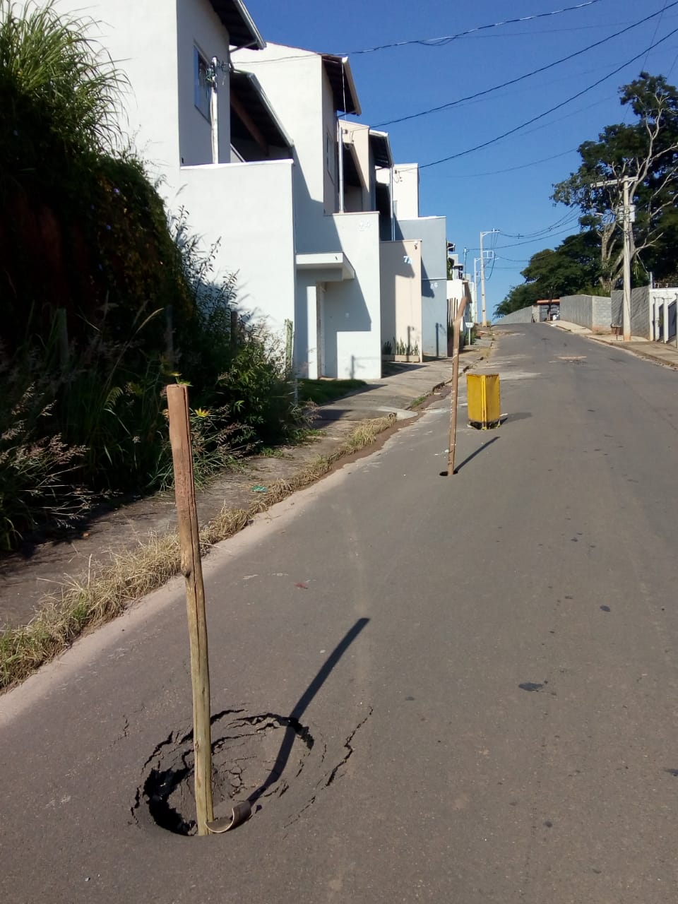 BURACOS SOB ASFALTO ANUNCIAM PROBLEMAS QUE PODEM SER GRAVES