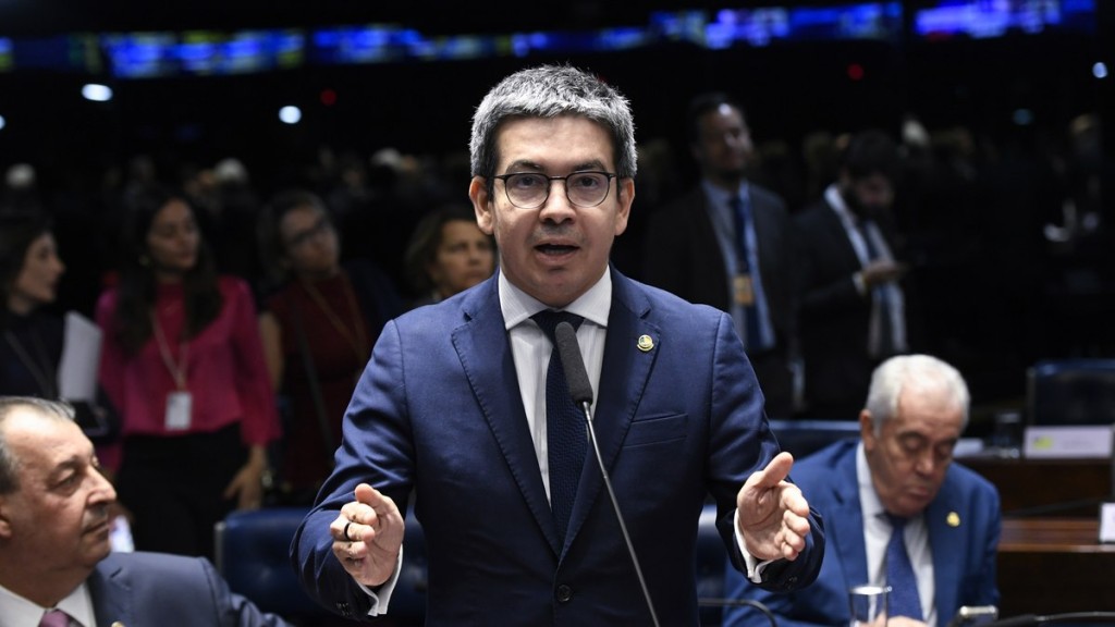 Reforma: governo quer enviar segunda etapa em agosto, diz Randolfe