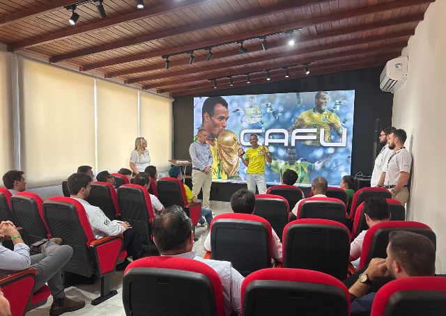 Cafu, pentacampeão mundial pela Seleção Brasileira, visita sede da GIROAgro