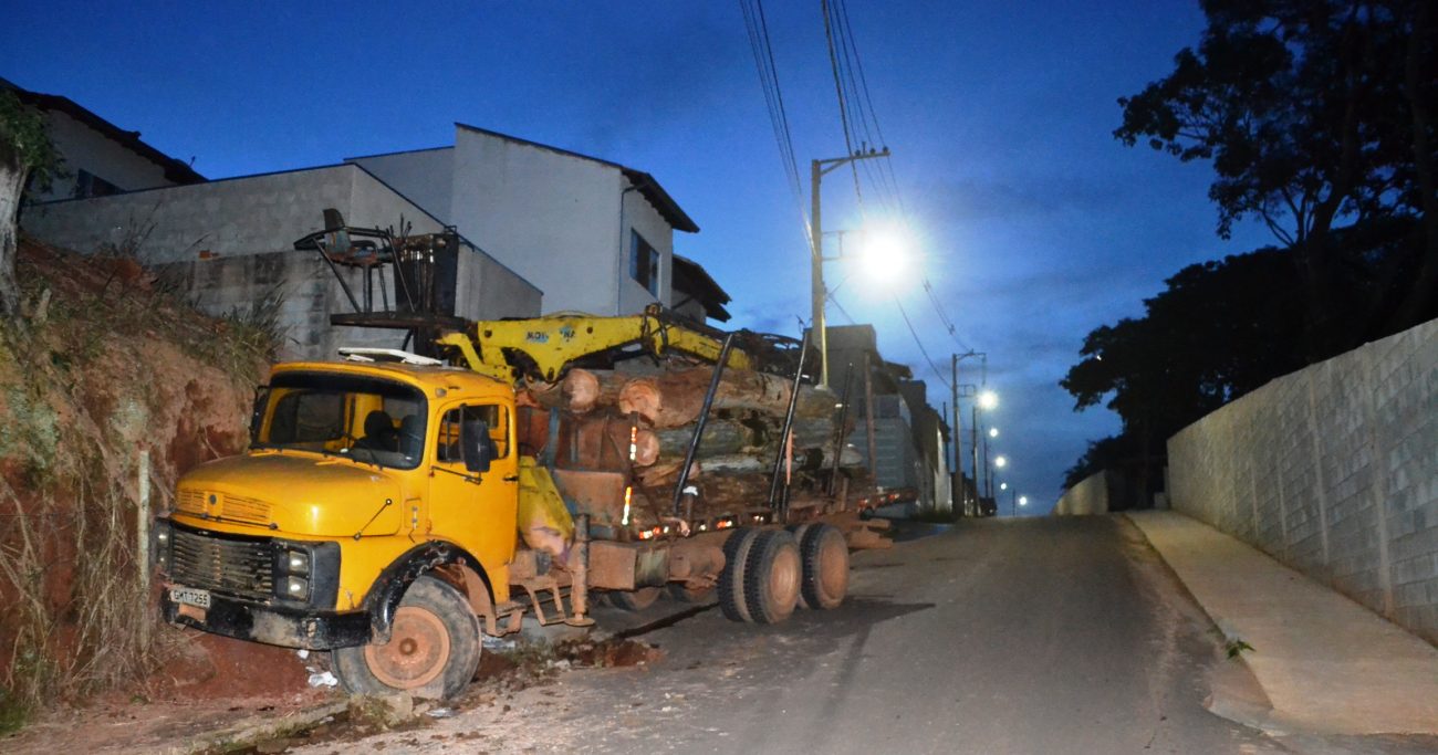 CAMINHÃO CARREGADO COM TORAS 'PERDE' OS FREIOS NA DESCIDA DO SHAILÓ