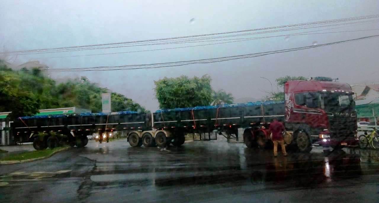 CARRETA RODO-TREM DESCE MORRO DO SANTUÁRIO, EM MACHADO