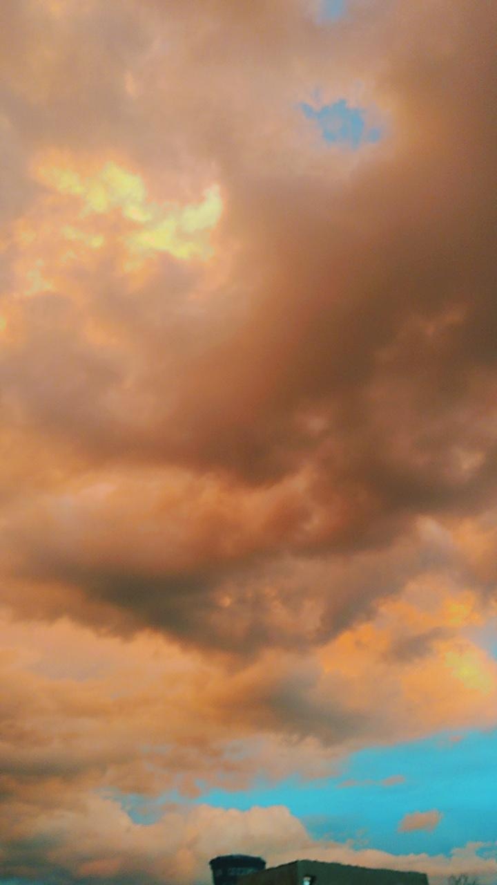 Céu fica amarelo durante formação de tempestade e o pôr do sol