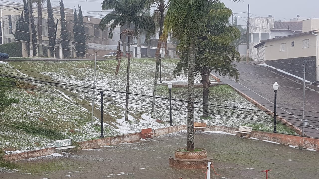 GRANIZO MODIFICOU PAISAGEM URBANA DE MACHADO E TROUXE DESTRUIÇÃO