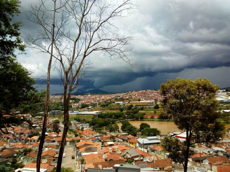 Chuvas torrenciais são alerta para 'reprogramação' de bacias hidrográficas