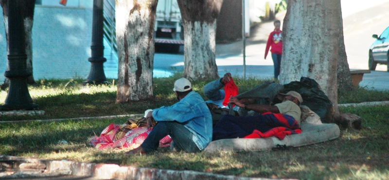 MACHADO, 23 DE ABRIL DE 2021, ÀS 07H50. Moradores de Rua na Praça 08 de Março, portal de entrada do bairro Bom Recanto