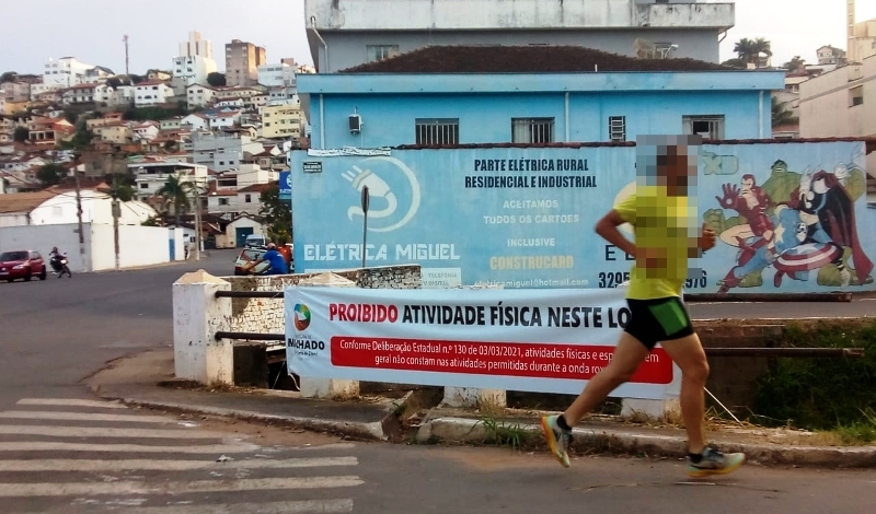 ERRO DE COMUNICAÇÃO... Faixas mal posicionadas não são vistas pelo cidadão