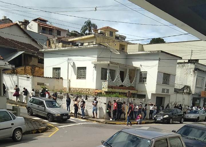 Superlotado posto provisório para teste de COVID-19, em Machado