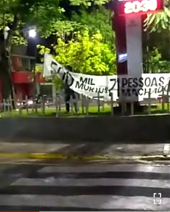 Homem rasga faixa e pisoteia cruzes que homenageavam vítimas da COVID-19