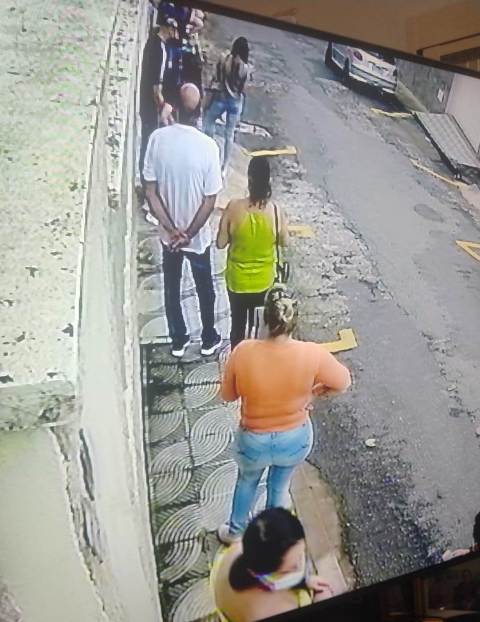 Com filas à porta de suas residências, moradores ficam 'reféns' e 'presos' em casa