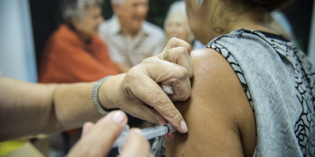 Mais de 43 milhões de pessoas já se vacinaram contra gripe no Brasil