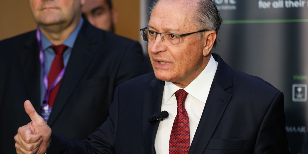 Alckmin diz que governo tem "absoluta confiança" de que dólar vai cair